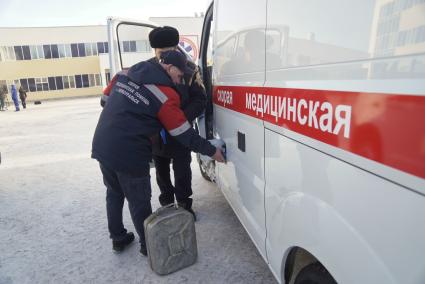 Екатеринбург. Вручение машин скорой медицинской помощи для больниц и подстанция СМП городов Свердловской области. Водитель забравляет машину бензином из канистры