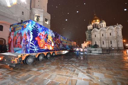 Москва.  Грузовой автомобиль с упакованной главной новогодней елкой России в Кремле.