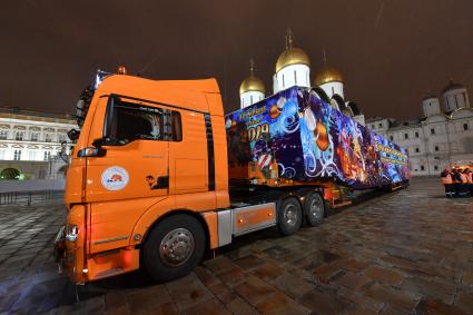 Москва.  Грузовой автомобиль с упакованной главной новогодней елкой России в Кремле.