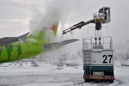 Москва. Противообледенительная обработка самолета Airbus A319  авиакомпании S7 в аэропорту Домодедово.