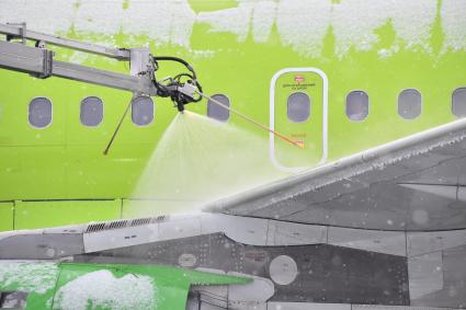 Москва. Противообледенительная обработка самолета Airbus A319 авиакомпании S7 в аэропорту Домодедово.