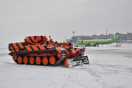 Московская область.  Бронированная ремонтно-эвакуационная  машина БРЭМ-1 в аэропорту Домодедово.