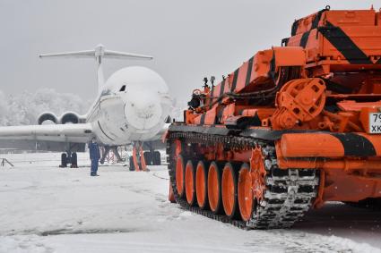 Московская область.  Бронированная ремонтно-эвакуационная  машина БРЭМ-1   буксирует самолет Ил-62М в аэропорту Домодедово.