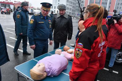 Москва. Министр  МЧС РФ Евгений Зиничев перед церемонией   награждения победителей  Всероссийского фестиваля `Созвездие мужества`в Академии МЧС.