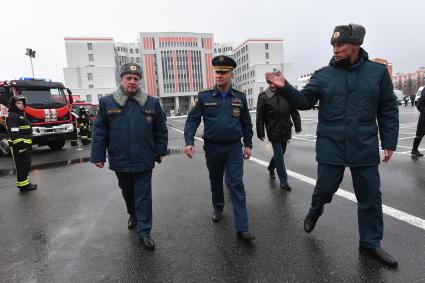 Москва. Министр  МЧС РФ Евгений Зиничев ( в центре) перед церемонией  награждения победителей  Всероссийского фестиваля `Созвездие мужества`в Академии МЧС.