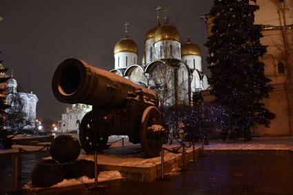 Москва. Царь-пушка на Ивановской площади Кремля.