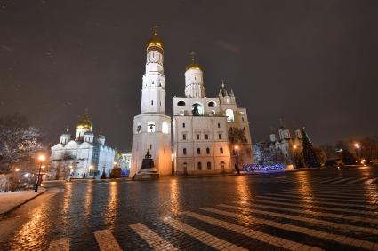 Москва. Вид на Успенскую звонницу и колокольню Ивана Великого.