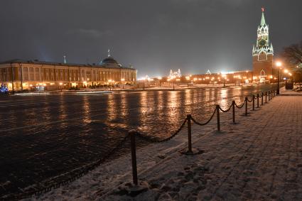 Москва. Вид на Спасскую башню и Ивановскую площадь Кремля.