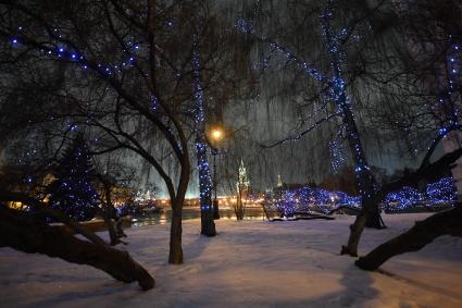 Москва. Вечернее освещение в Большом Кремлевском сквере.