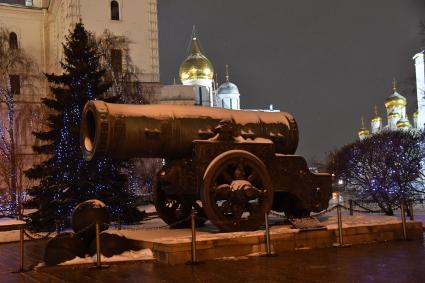 Москва. Царь-пушка на Ивановской площади Кремля.