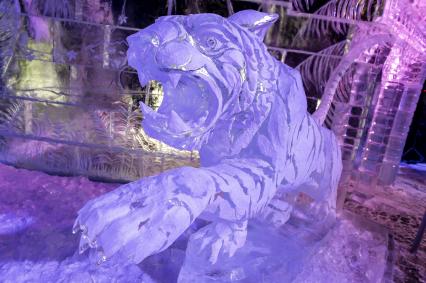 Санкт-Петербург. Скульптура тигра на фестивале ледовых скульптур ICE Fantasy в Петропавловской крепости.