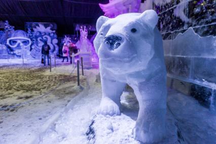 Санкт-Петербург. Скульптура  белого медведя  на фестивале ледовых скульптур ICE Fantasy в Петропавловской крепости.