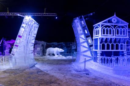 Санкт-Петербург.  На фестивале ледовых скульптур ICE Fantasy в Петропавловской крепости.