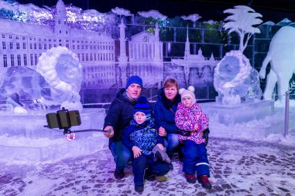 Санкт-Петербург. Посетители на фестивале ледовых скульптур ICE Fantasy в Петропавловской крепости.