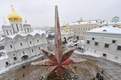 Москва.  Звезда на макушке главной новогодней  елки страны на Соборной площади Московского Кремля.