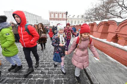 Москва.  Дети идут в Кремль по Троицкому мосту.