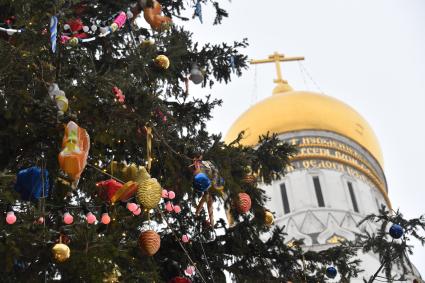 Москва.  Украшенная новогодняя елка на Соборной площади Московского Кремля.