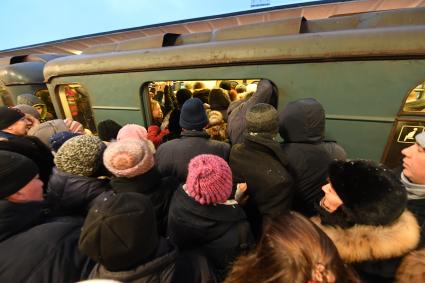 Москва. Пассажиры в ожидании поезда на платформе станции метро `Выхино` Таганско-Краснопресненской линии.