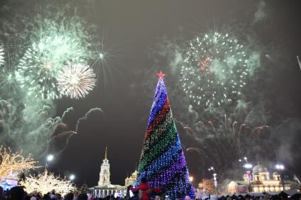 Тула.  Новогодний фейерверк  у Тульского Кремля.