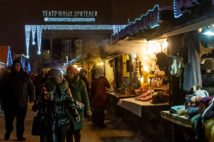 Санкт-Петербург. Городская Рождественская ярмарка открылась на Пионерской площади.