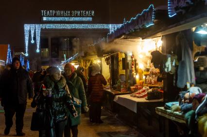 Санкт-Петербург.  Городская Рождественская ярмарка открылась на Пионерской площади.