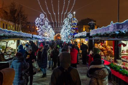 Санкт-Петербург.  Городская Рождественская ярмарка открылась на Пионерской площади.