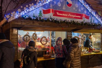 Санкт-Петербург.  Торговля фастфудом на городской Рождественской ярмарке, которая  открылась на Пионерской площади.