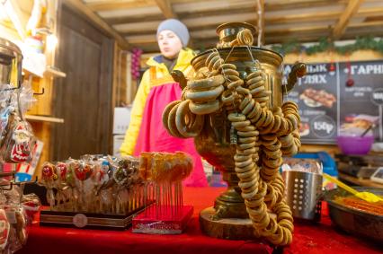 Санкт-Петербург. Торговля чаем и сладостями на городской Рождественской ярмарке, которая  открылась на Пионерской площади.