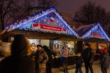 Санкт-Петербург.  Торговля фастфудом на городской Рождественской ярмарке, которая  открылась на Пионерской площади.