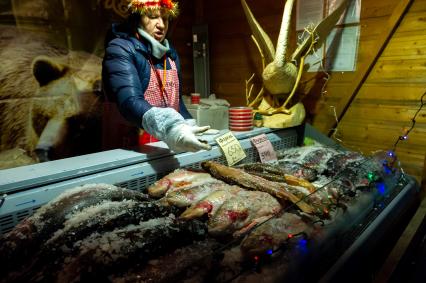 Санкт-Петербург.  Торговля рыбой на городской Рождественской ярмарке, которая  открылась на Пионерской площади.