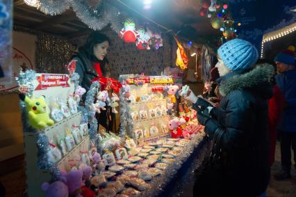 Санкт-Петербург.  Продажа  новогодних сувениров на городской Рождественской ярмарке, которая  открылась на Пионерской площади.