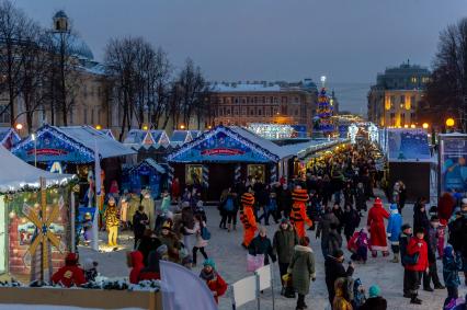 Санкт-Петербург.  Городская Рождественская ярмарка открылась на Пионерской площади.