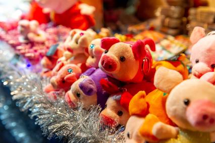 Санкт-Петербург.  Продажа  новогодних сувениров на городской Рождественской ярмарке, которая  открылась на Пионерской площади.