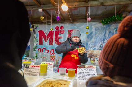 Санкт-Петербург.  Продажа меда на городской Рождественской ярмарке, которая  открылась на Пионерской площади.