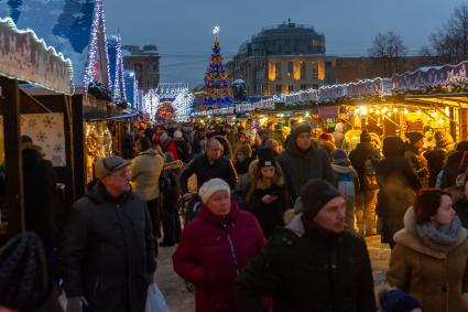 Санкт-Петербург.  Городская Рождественская ярмарка открылась на Пионерской площади.