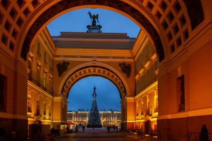 Санкт-Петербург.  Елка на Дворцовой площади у арки Главного штаба.