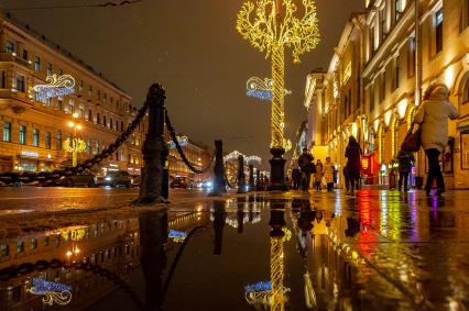 Санкт-Петербург. Новогодняя иллюминация на Невском проспекте.