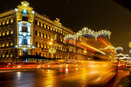 Санкт-Петербург. Новогодняя иллюминация на Невском проспекте.