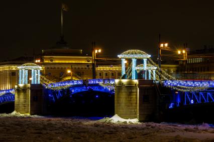 Санкт-Петербург.  Вид на Дворцовый мост.