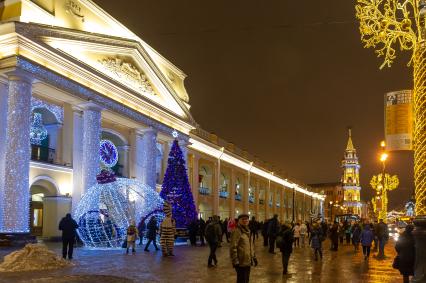 Санкт-Петербург.  Новогодняя иллюминация на фасаде Большого гостиного двора