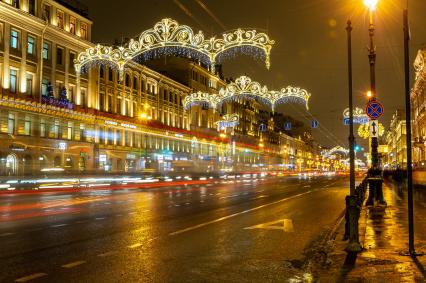 Санкт-Петербург. Новогодняя иллюминация на Невском проспекте.