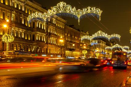 Санкт-Петербург. Новогодняя иллюминация на Невском проспекте.