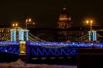 Санкт-Петербург.  Вид на Дворцовый мост и Исаакиевский собор.