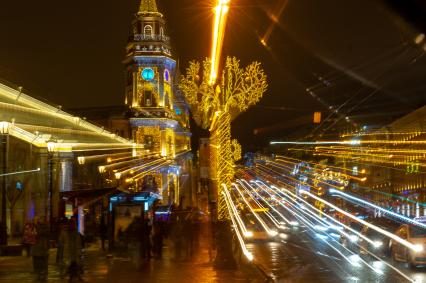 Санкт-Петербург. Новогодняя иллюминация на башне Городской думы на Невском проспекте.