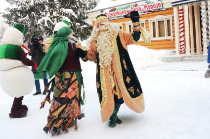 Казань.  Татарский Дед Мороз Кыш Бабай  принимает гостей в своей резиденции.