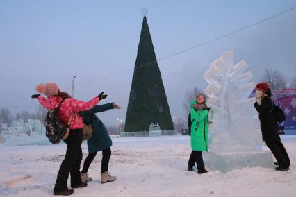 Красноярск. Девушки у самой высокой елки России.