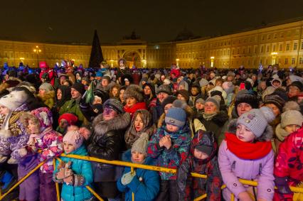 Санкт-Петербург. Дед Мороз зажег огни на главной елке Петербурга  на Дворцовой площади.