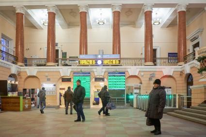 Ленинградская область, Выборг.   Пассажиры на железнодорожном вокзале.