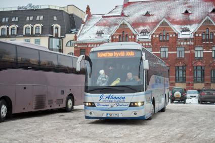Ленинградская область, Выборг.  Туристический автобус на одной из улиц города.