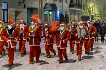 Санкт-Петербург. Участники ежегодного костюмированного забега  Дедов Морозов.